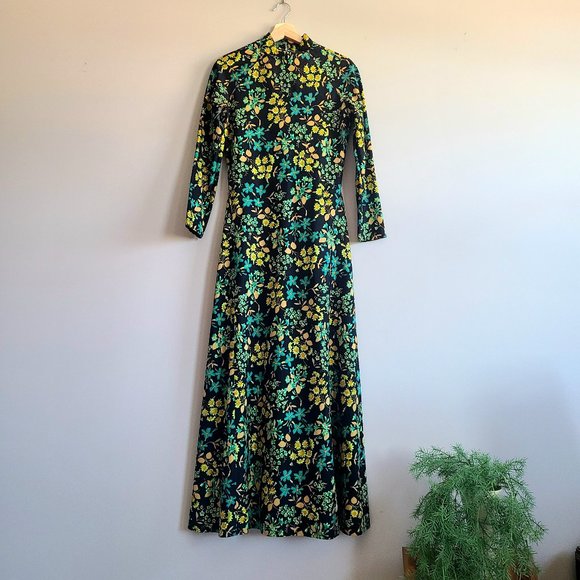 Vintage maxi dark floral dress with long sleeves. - Picture 6 of 12